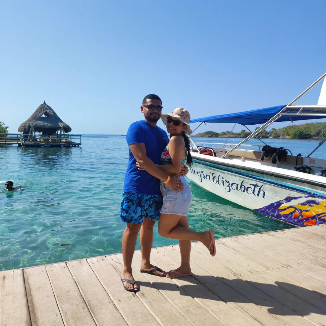 Eric y Lulys juntos en un muelle.