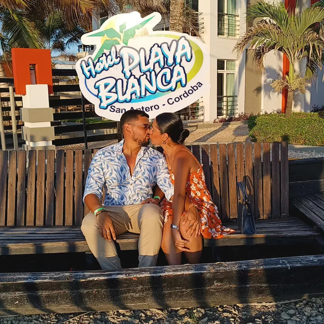 Eric y Lulys sentados frente al mar.