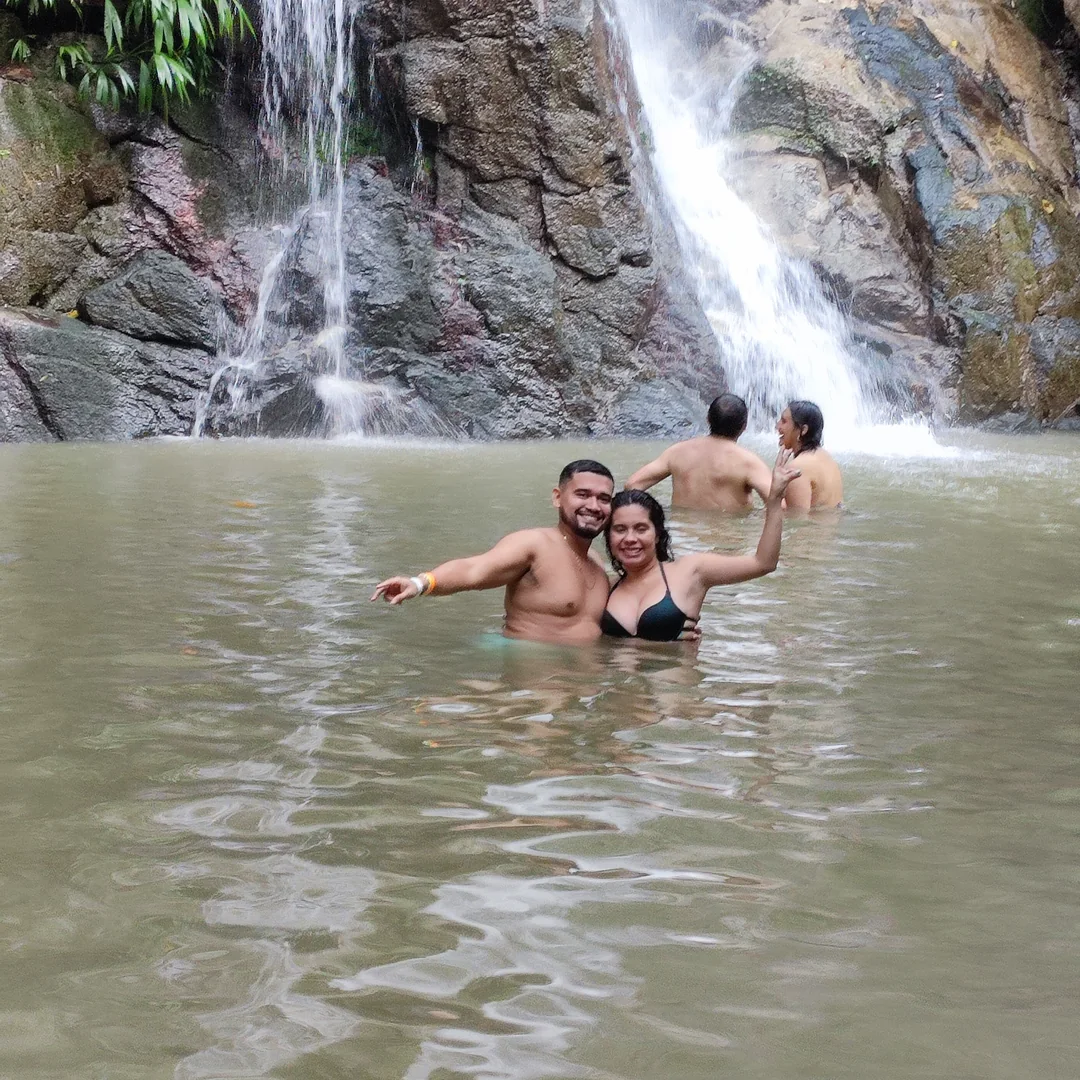 Eric y Lulys disfrutando una cascada.
